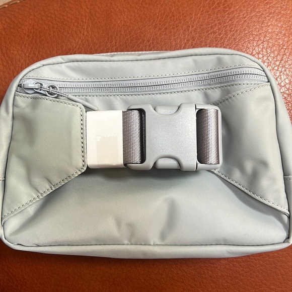 Lululemon 🍋 Silver Drop ➡️LARGE⬅️ (2L) Everywhere Belt Bag New With Tags - Picture 2 of 5